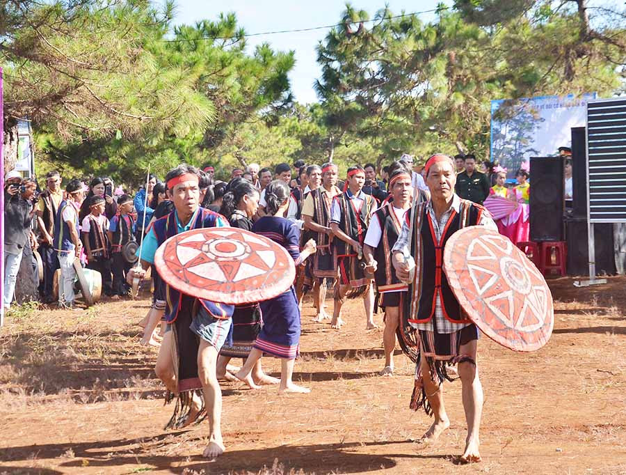  Các nghệ nhân biểu diễn tại ngày hội. Ảnh: P.L