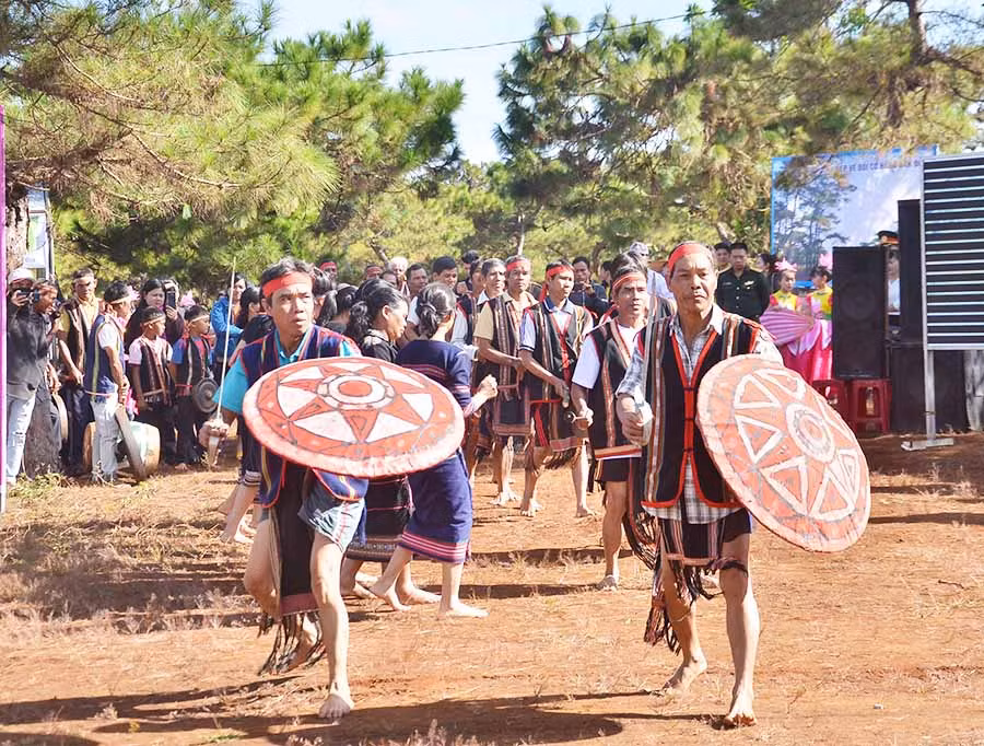  Các nghệ nhân biểu diễn tại ngày hội. Ảnh: P.L