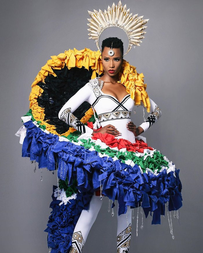 Những dòng chữ chi chít trên trang phục là điểm nhấn thú vị.