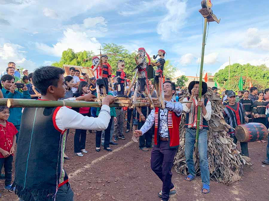Người dân làng Roh (xã Lơ Pang, huyện Mang Yang) biểu diễn rối giật, cồng chiêng trong “Ngày hội Đại đoàn kết toàn dân tộc”. Ảnh: PHƯƠNG LINH