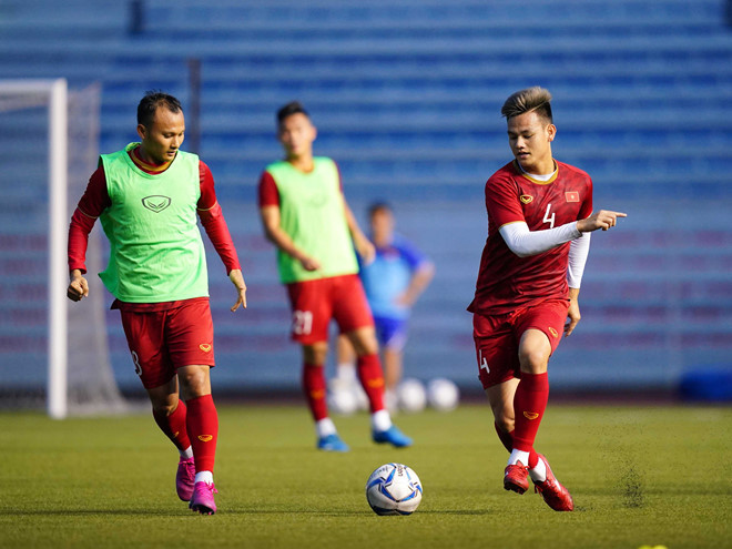 Cầu thủ Trọng Hoàng (bên trái), được xem là 