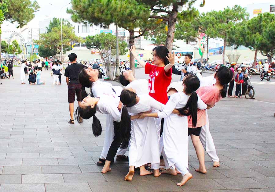  Khuôn viên Quảng trường Đại Đoàn Kết (TP. Pleiku) được học sinh nhiều trường chọn để tập luyện văn nghệ chào mừng ngày 20-11. Ảnh: M.T