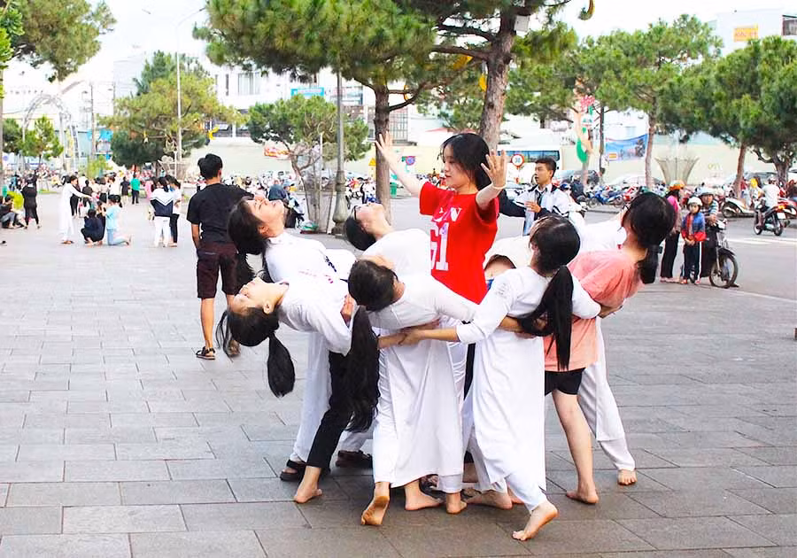  Khuôn viên Quảng trường Đại Đoàn Kết (TP. Pleiku) được học sinh nhiều trường chọn để tập luyện văn nghệ chào mừng ngày 20-11. Ảnh: M.T