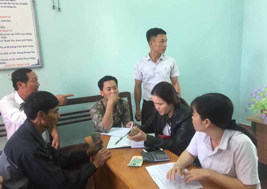 Các hộ dân nhận tiền hỗ trợ để kịp thời khôi phục chăn nuôi. Ảnh: Hoàng Hiền Các hộ dân nhận tiền hỗ trợ để kịp thời khôi phục chăn nuôi. Ảnh: Hoàng Hiền