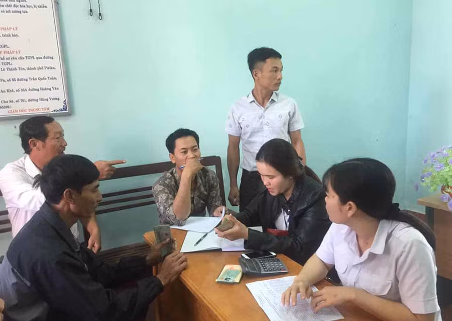 Các hộ dân nhận tiền hỗ trợ để kịp thời khôi phục chăn nuôi. Ảnh: Hoàng Hiền