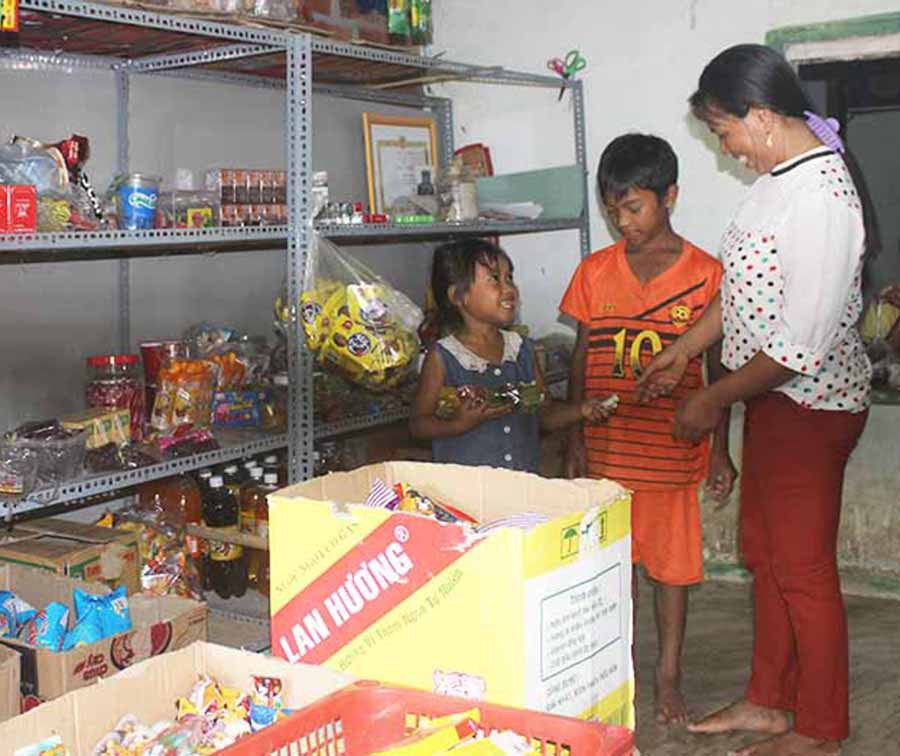 Tiệm tạp hóa của chị Đinh Thị Dại là mô hình kinh doanh do người dân tộc thiểu số làm chủ đầu tiên ở làng Kuk Kôn (xã An Thành, huyện Đak Pơ). Ảnh: S.C  Tiệm tạp hóa của chị Đinh Thị Dại là mô hình kinh doanh do người dân tộc thiểu số làm chủ đầu tiên ở làng Kuk Kôn (xã An Thành, huyện Đak Pơ). Ảnh: S.C