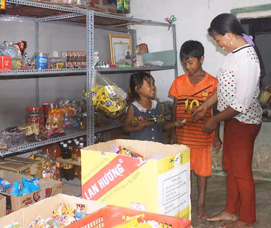  Tiệm tạp hóa của chị Đinh Thị Dại là mô hình kinh doanh do người dân tộc thiểu số làm chủ đầu tiên ở làng Kuk Kôn (xã An Thành, huyện Đak Pơ). Ảnh: S.C