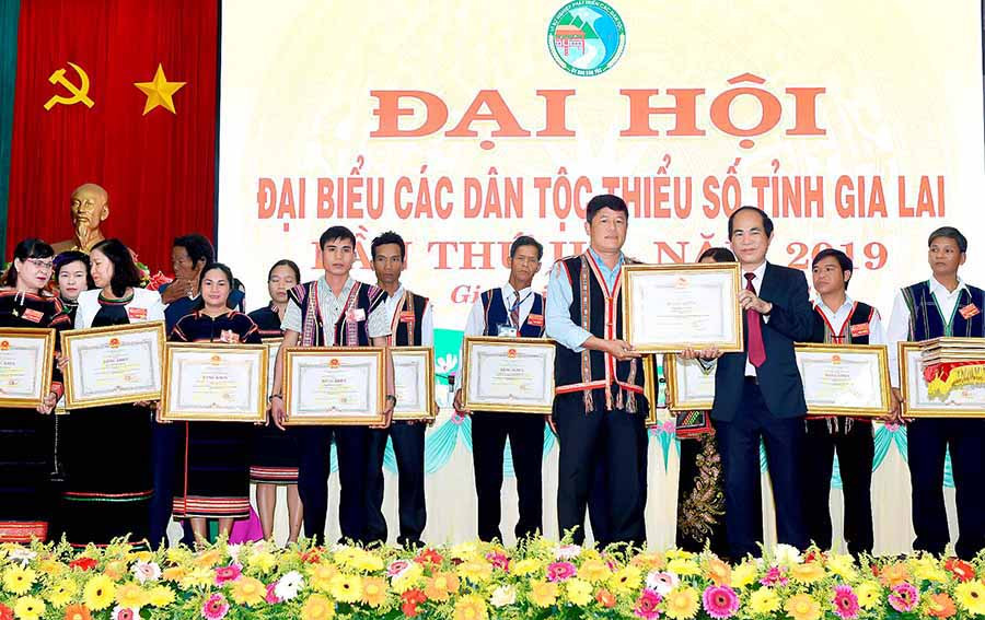 Chủ tịch UBND tỉnh Võ Ngọc Thành tặng bằng khen cho các tập thể, cá nhân có thành tích xuất sắc. Ảnh: ĐỨC THỤY