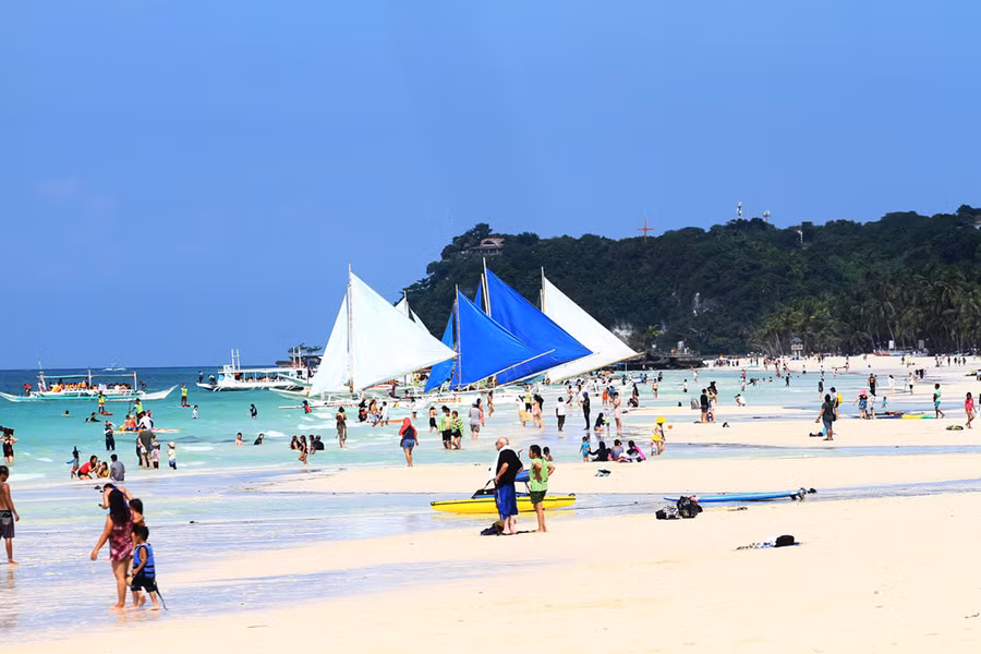 Bất cứ buổi nào trong ngày, khu White Beach luôn thu hút rất nhiều khách du lịch đến đây