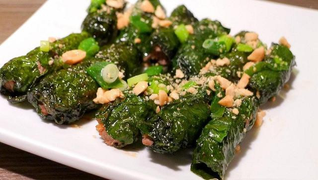 Chữa đau nhức xương khớp khi lạnh: Nhờ có vị cay, tính ấm nên lá lốt chữa trị đau nhức xương khớp rất tốt. Dùng 50 đến 70g lá lốt + 100gr thịt bò đem rửa và xắt mỏng, tẩm ướp gia vị theo khẩu vị rồi cùng cùng lá lốt. Ăn 2 – ba lần/ tuần. Ảnh minh họa: Internet