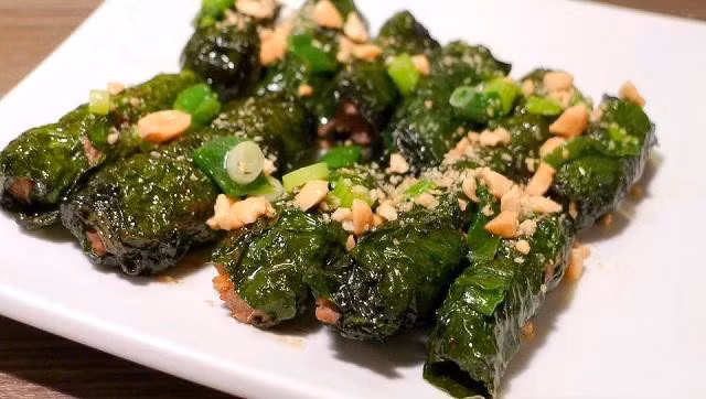 Chữa đau nhức xương khớp khi lạnh: Nhờ có vị cay, tính ấm nên lá lốt chữa trị đau nhức xương khớp rất tốt. Dùng 50 đến 70g lá lốt + 100gr thịt bò đem rửa và xắt mỏng, tẩm ướp gia vị theo khẩu vị rồi cùng cùng lá lốt. Ăn 2 – ba lần/ tuần. Ảnh minh họa: Internet