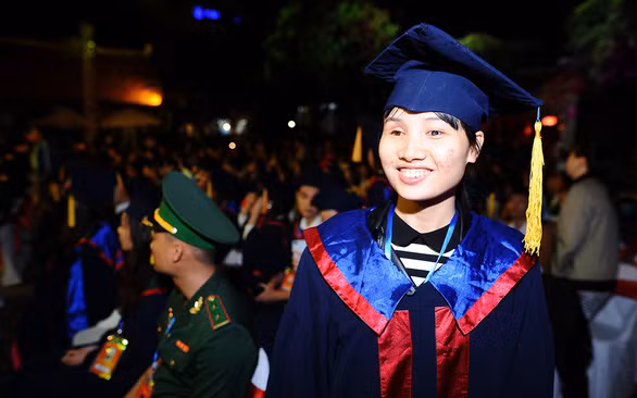  Nữ thủ khoa Nguyễn Thị Hồng, ngành công tác xã hội, khoa xã hội học, Trường ĐH KHXH & NV (ĐHQG Hà Nội) đạt tổng điểm tích lũy 3.71/4.0 chỉ sau 3,5 năm học - Ảnh: DƯƠNG TRIỀU