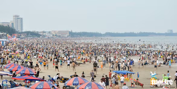 Người dân miền Nam đổ về bãi biển Vũng Tàu dịp nghỉ lễ - Ảnh: ĐÔNG HÀ