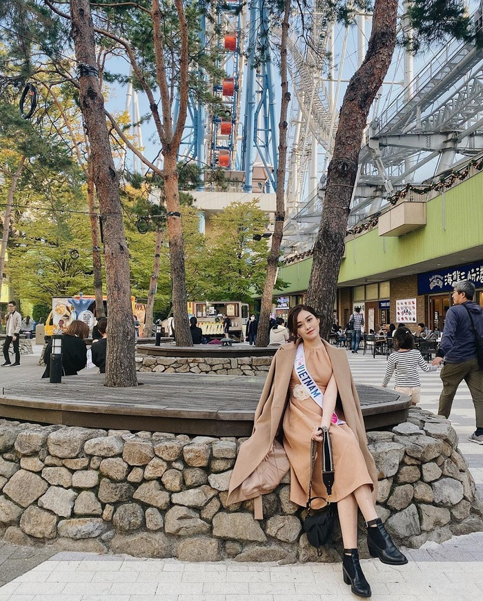  Cô nàng khéo léo dùng phụ kiện đắt đỏ nhằm nâng tầm thêm cho set đồ của mình.