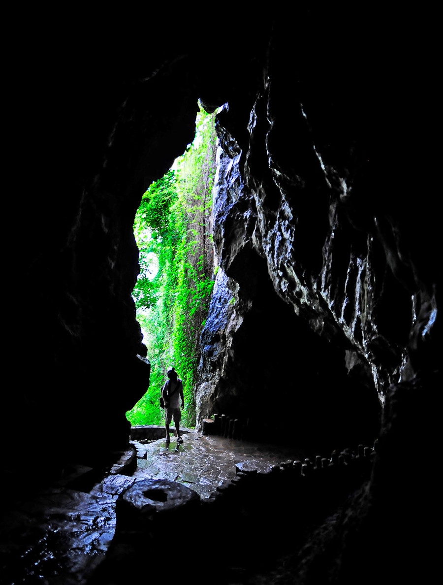 Thạch Động có nhiều hang và ngách đá bí ẩn, thu hút sự quan tâm, khám phá của du khách.