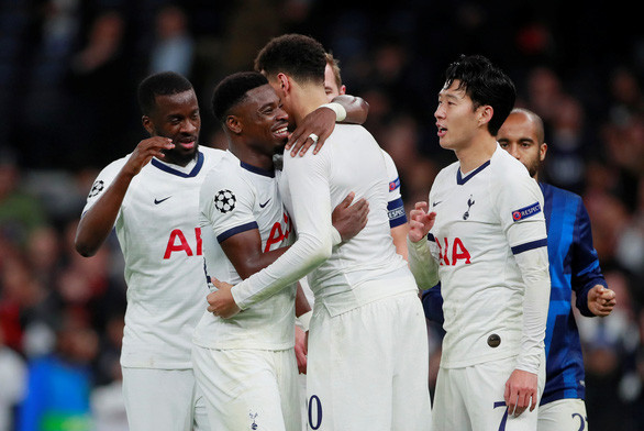 Niềm vui chiến thắng của các cầu thủ Tottenham - Ảnh: REUTERS Niềm vui chiến thắng của các cầu thủ Tottenham - Ảnh: REUTERS