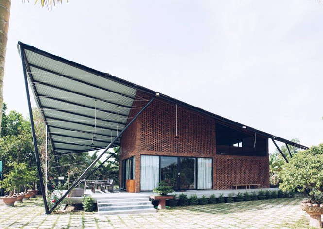 Dự án ở Đà Nẵng có diện tích mặt bằng khoảng 1.500m2 với tổng diện tích xây dựng 195m2 gồm tầng trệt và tầng lửng. Phần mái của ngôi nhà được thiết kế theo hình con diều đã phá vỡ sự đơn điệu của những ngôi nhà mái truyền thống xung quanh.