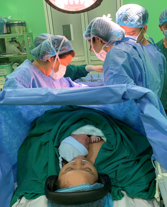 Sản phụ vừa sinh con vừa nghe nhạc. ẢNH: BVCC