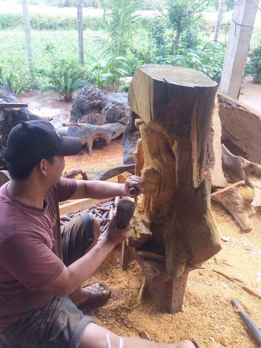 Anh Châu bên tượng gỗ Phật Di Lặc. Ảnh: T.S