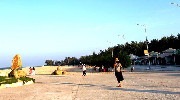 Cửa biển Hòa Duân 20 năm trước giờ đã trở thành bãi biển du lịch - Ảnh: MINH TỰ
