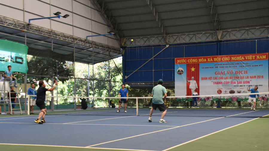 Các vận động viên thi đấu ở nội dung đôi nam lãnh đạo. Ảnh: Hà Phương