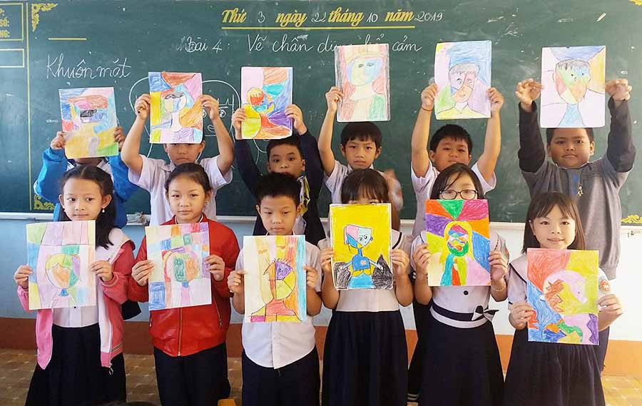  Những bức vẽ sinh động của học trò vùng ven. Ảnh: L.V.T