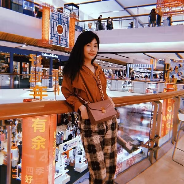 Không chỉ hoạt động trong lĩnh vực người mẫu, Sireethorn còn là một dược sĩ chuyên nghiệp, thế nên ngoài đời người đẹp có gu thời trang vô cùng giản dị