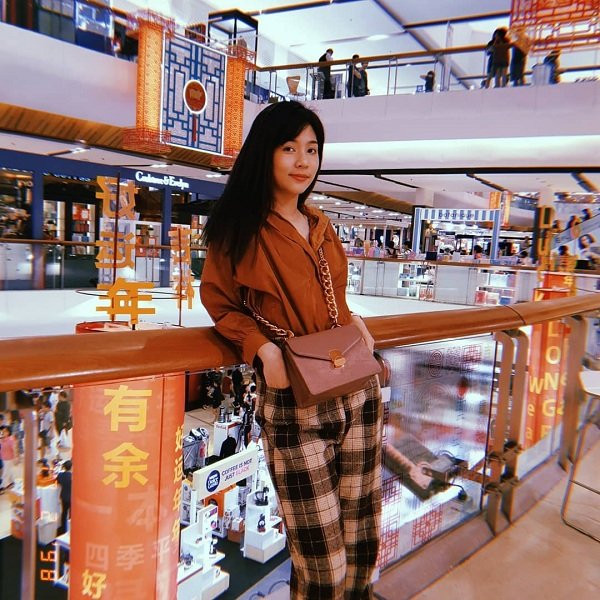 Không chỉ hoạt động trong lĩnh vực người mẫu, Sireethorn còn là một dược sĩ chuyên nghiệp, thế nên ngoài đời người đẹp có gu thời trang vô cùng giản dị