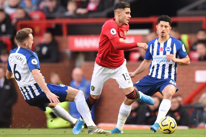  Sự cơ động của Pereira (đỏ) đã khiến hàng thủ Brighton liên tục gặp khó - Ảnh AFP