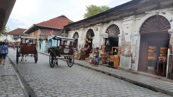 Đường phố Vigan chủ yếu là xe ngựa và xe ba bánh với thùng xe bên hông đủ màu sắc