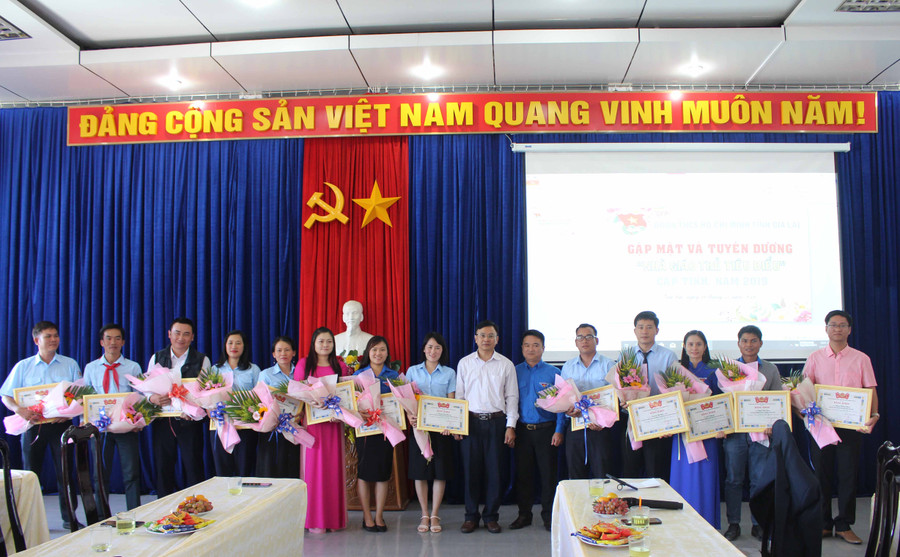 Ban Chấp hành Tỉnh Đoàn tặng bằng khen cho 15 gương nhà giáo trẻ tiêu biểu cấp tỉnh. Ảnh Phan Lài