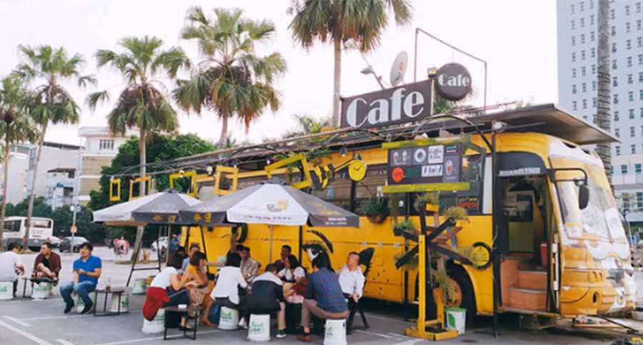 Quán cà phê xe buýt thu hút nhiều khách đến trải nghiệm - Ảnh Chi Linh