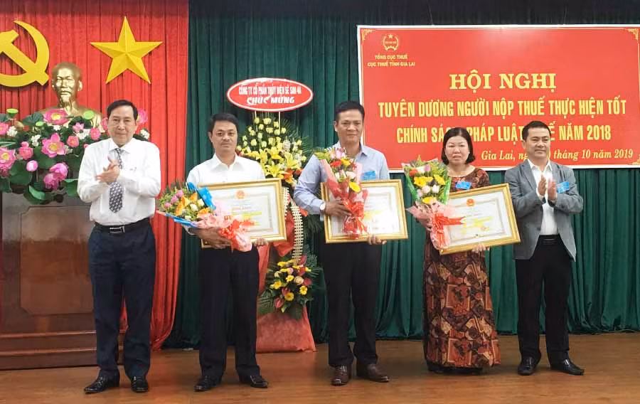  Phó Chủ tịch UBND tỉnh Nguyễn Đức Hoàng (bìa phải) tặng bằng khen của Chủ tịch UBND tỉnh cho các doanh nghiệp thực hiện tốt nghĩa vụ thuế năm 2018. Ảnh: H.D