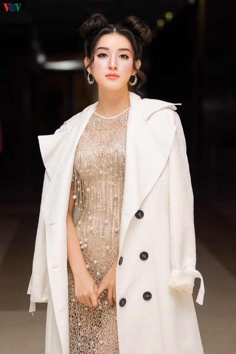 Á hậu Huyền My gây chú ý với mái tóc búi “Na Tra”, phối hợp cùng style trang điểm kim tuyến lấp lánh.