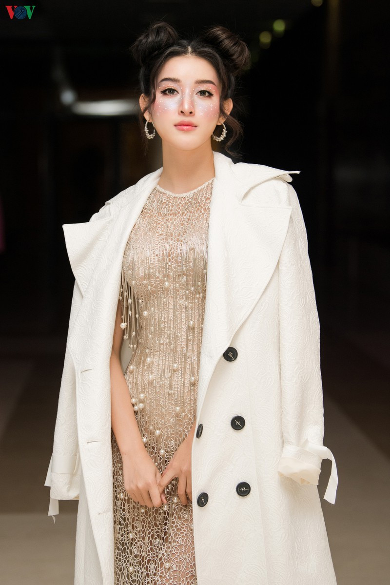 Á hậu Huyền My gây chú ý với mái tóc búi “Na Tra”, phối hợp cùng style trang điểm kim tuyến lấp lánh.