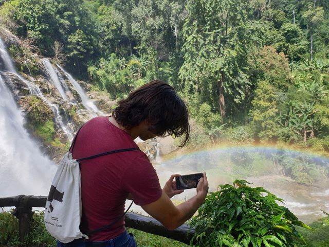 Đồi Inthanon thuộc Vườn quốc gia Inthanon, thuộc địa phận Chiang Mai, điểm cao nhất của Thái Lan. Nơi đây có thác nước Wachirathan. Ngày nắng đẹp có thể được chiêm ngưỡng cầu vồng tuyệt mỹ hiện ra dưới chân thác.