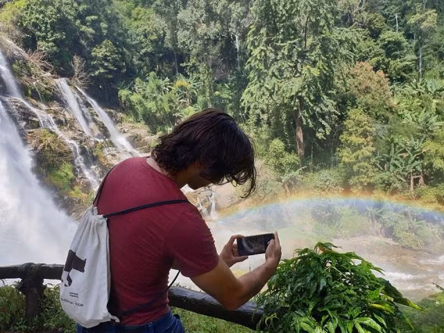 Đồi Inthanon thuộc Vườn quốc gia Inthanon, thuộc địa phận Chiang Mai, điểm cao nhất của Thái Lan. Nơi đây có thác nước Wachirathan. Ngày nắng đẹp có thể được chiêm ngưỡng cầu vồng tuyệt mỹ hiện ra dưới chân thác.