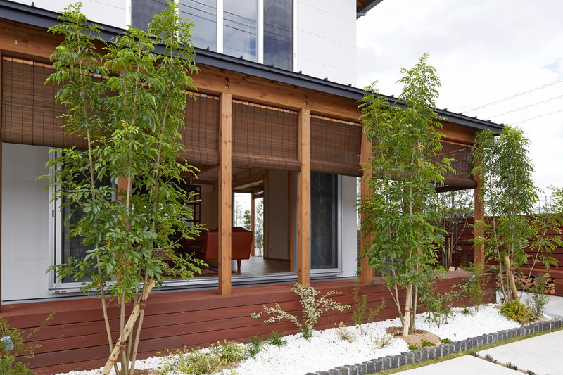  Chiếu tatami được kéo xuống khi ánh mặt trời lên cao.