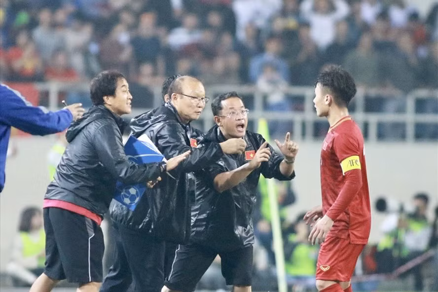  Quang Hải được thầy Park giao tấm băng Đội trưởng. Ảnh: H.A