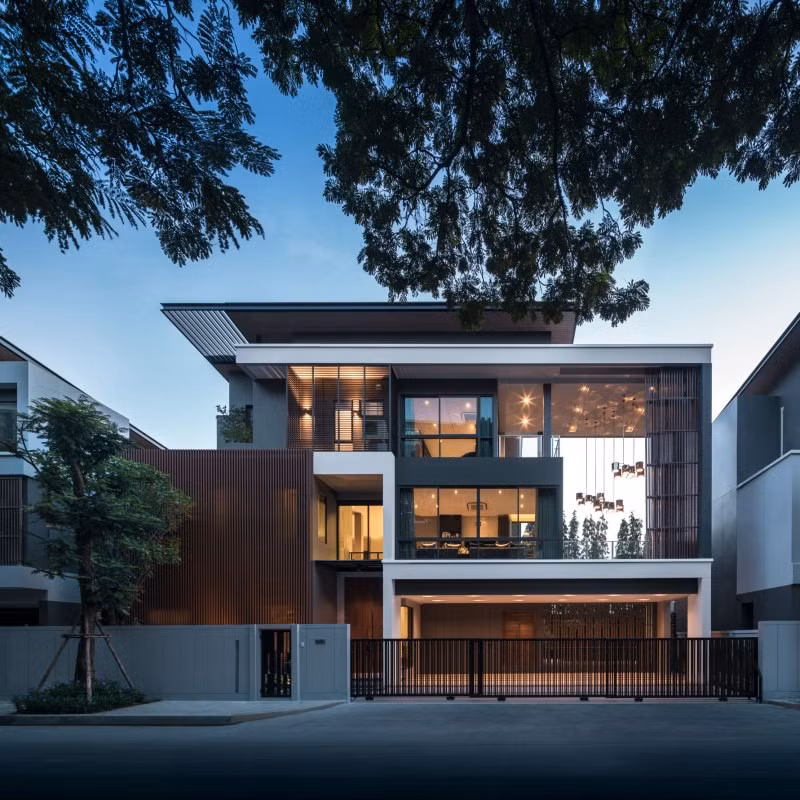 Biệt thự gồm 3 tầng với khu vực tầng lửng được thiết kế lệch về phía bên trái. Biệt thự gồm 3 tầng với khu vực tầng lửng được thiết kế lệch về phía bên trái.