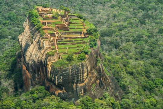 Cung điện nằm ở trung tâm hòn đảo, trên một cao nguyên đá khổng lồ, giữa thị trấn Dambulla và Habarane. Cao nguyên đá Sigiriya được hình thành từ magma của ngọn núi lửa đã tắt, cao hơn 200 m so với địa hình của những cánh rừng xung quanh và 370 m so với mực nước biển. Ảnh: Pinterest. Cung điện nằm ở trung tâm hòn đảo, trên một cao nguyên đá khổng lồ, giữa thị trấn Dambulla và Habarane. Cao nguyên đá Sigiriya được hình thành từ magma của ngọn núi lửa đã tắt, cao hơn 200 m so với địa hình của những cánh rừng xung quanh và 370 m so với mực nước biển. Ảnh: Pinterest.