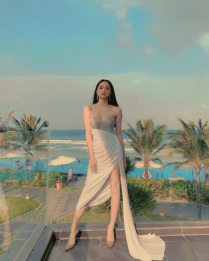 Khoe dáng nuột nà với thiết kế xẻ cao, bất đối xứng, Hương Giang ngay lập tức nhận về muôn vàn lời khen từ phía khán giả.