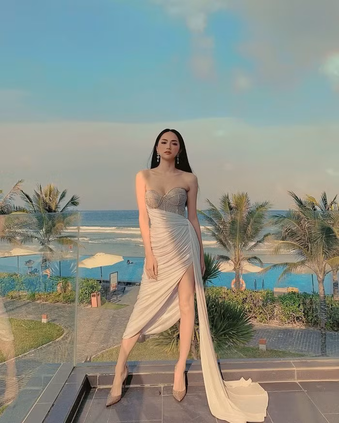 Khoe dáng nuột nà với thiết kế xẻ cao, bất đối xứng, Hương Giang ngay lập tức nhận về muôn vàn lời khen từ phía khán giả.