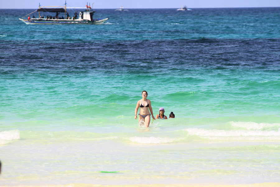  Biển ở White Beach có nhiều tầng nước với màu sắc khác nhau