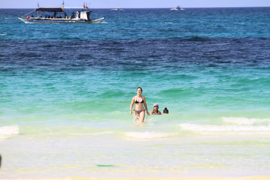  Biển ở White Beach có nhiều tầng nước với màu sắc khác nhau