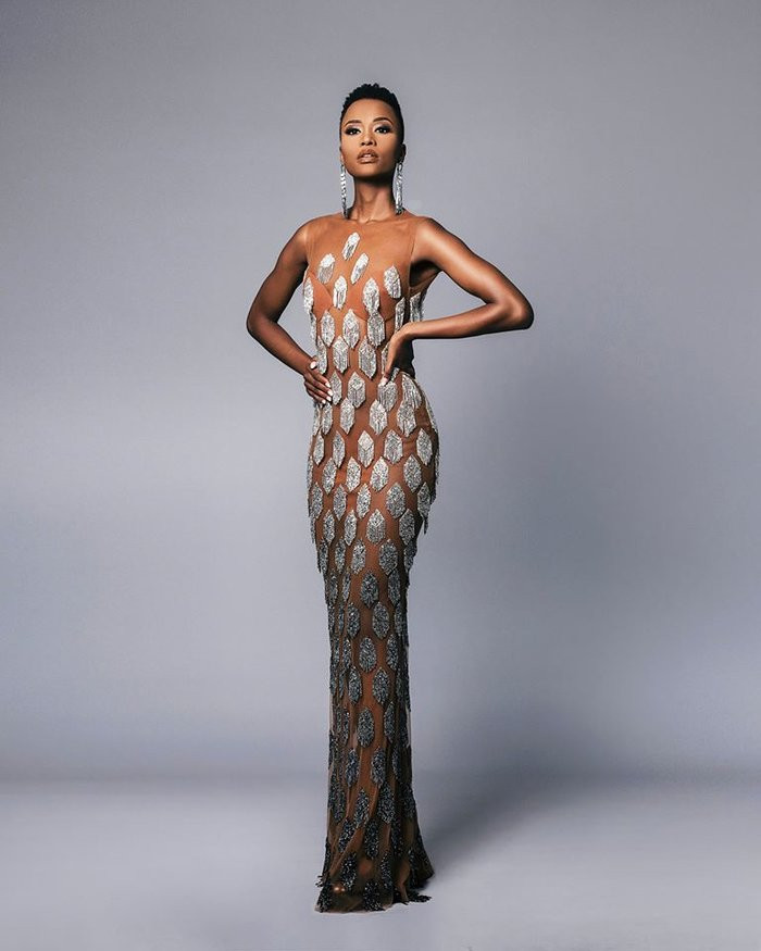 Chiếc váy mỏng đến thấy cả nội y.