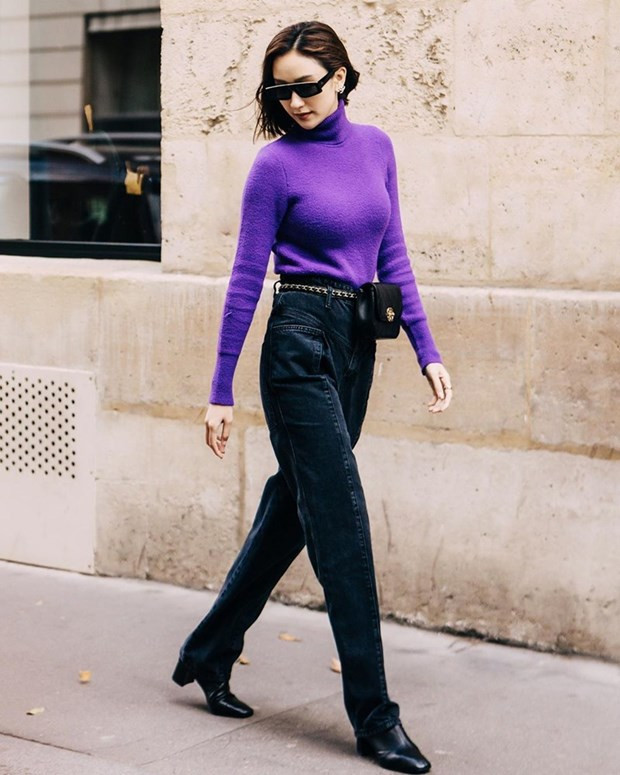Hà Thu nổi bật trên phố đông với chiếc áo len cổ lọ ''nhuộm'' sắc tím. Người đẹp phối chiếc áo dáng ôm cùng quần cạp cao, điểm xuyết túi đeo hông và boots gót vuông.
