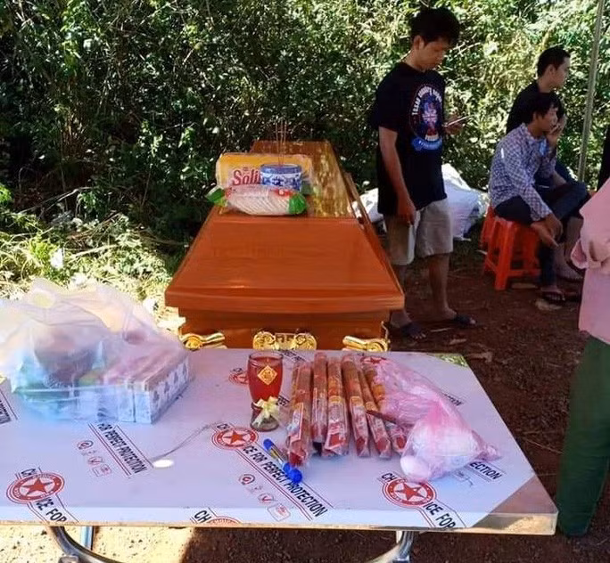 Người dân chuẩn bị tổ chức lo hậu sự cho nạn nhân. Ảnh B.N Người dân chuẩn bị tổ chức lo hậu sự cho nạn nhân. Ảnh B.N