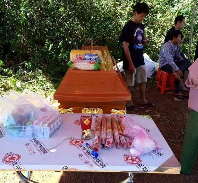 Người dân chuẩn bị tổ chức lo hậu sự cho nạn nhân. Ảnh B.N Người dân chuẩn bị tổ chức lo hậu sự cho nạn nhân. Ảnh B.N