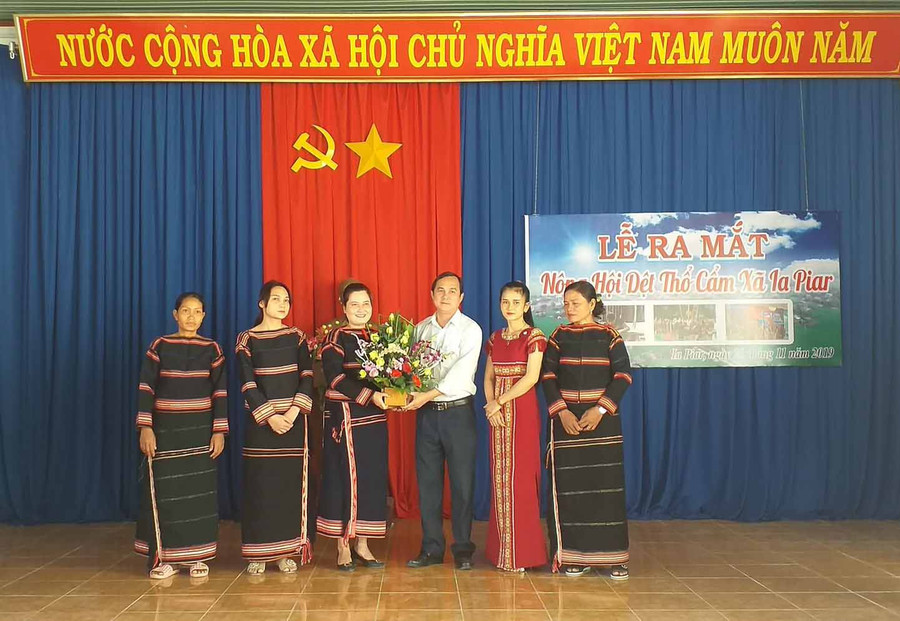 Ông Võ Thanh Hùng-Ủy viên Ban Thường vụ Tỉnh ủy, Trưởng Ban Dân vận Tỉnh ủy tặng hoa cho Ban Chủ nhiệm Nông hội. Ảnh: Hồng Thương
